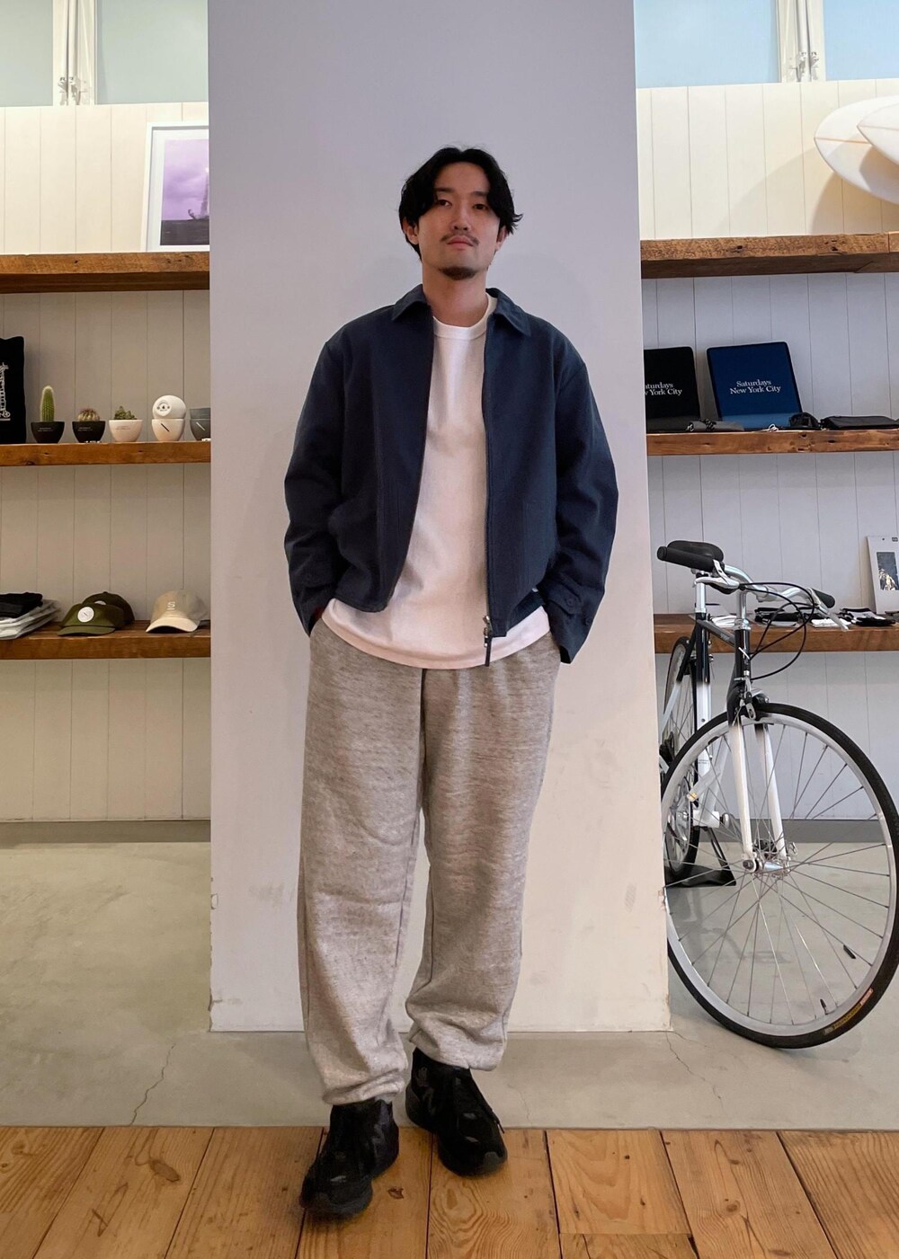 ホワイト系のTシャツ/カットソー、グレー系のその他パンツ、ブルー系のその他アウターを着用したメンズの春コーディネートの3枚目の写真