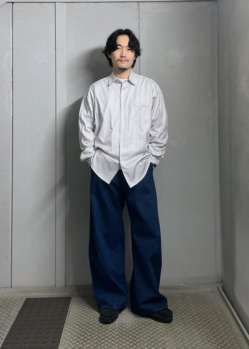 ブラック系のカーディガン/ボレロ、グレー系のシャツ/ブラウス、ブルー系のデニムパンツを着用したメンズの冬コーディネートの7枚目の写真