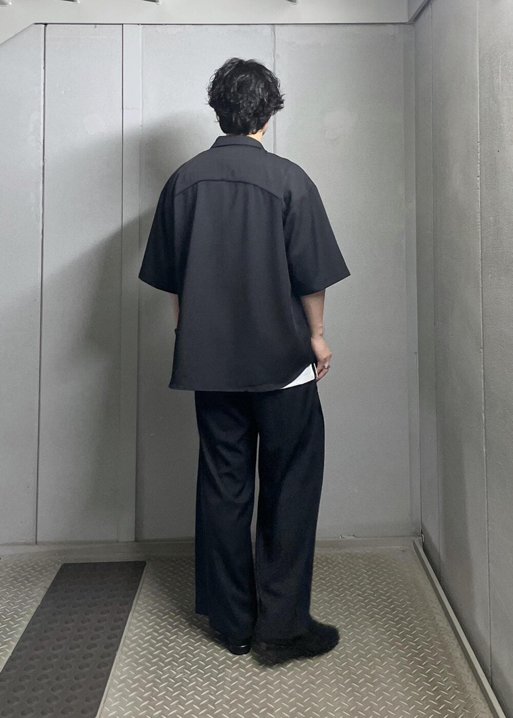ホワイト系のTシャツ/カットソー、ブラック系のその他パンツ、ブラック系のシャツ/ブラウスを着用したメンズの夏コーディネートの4枚目の写真
