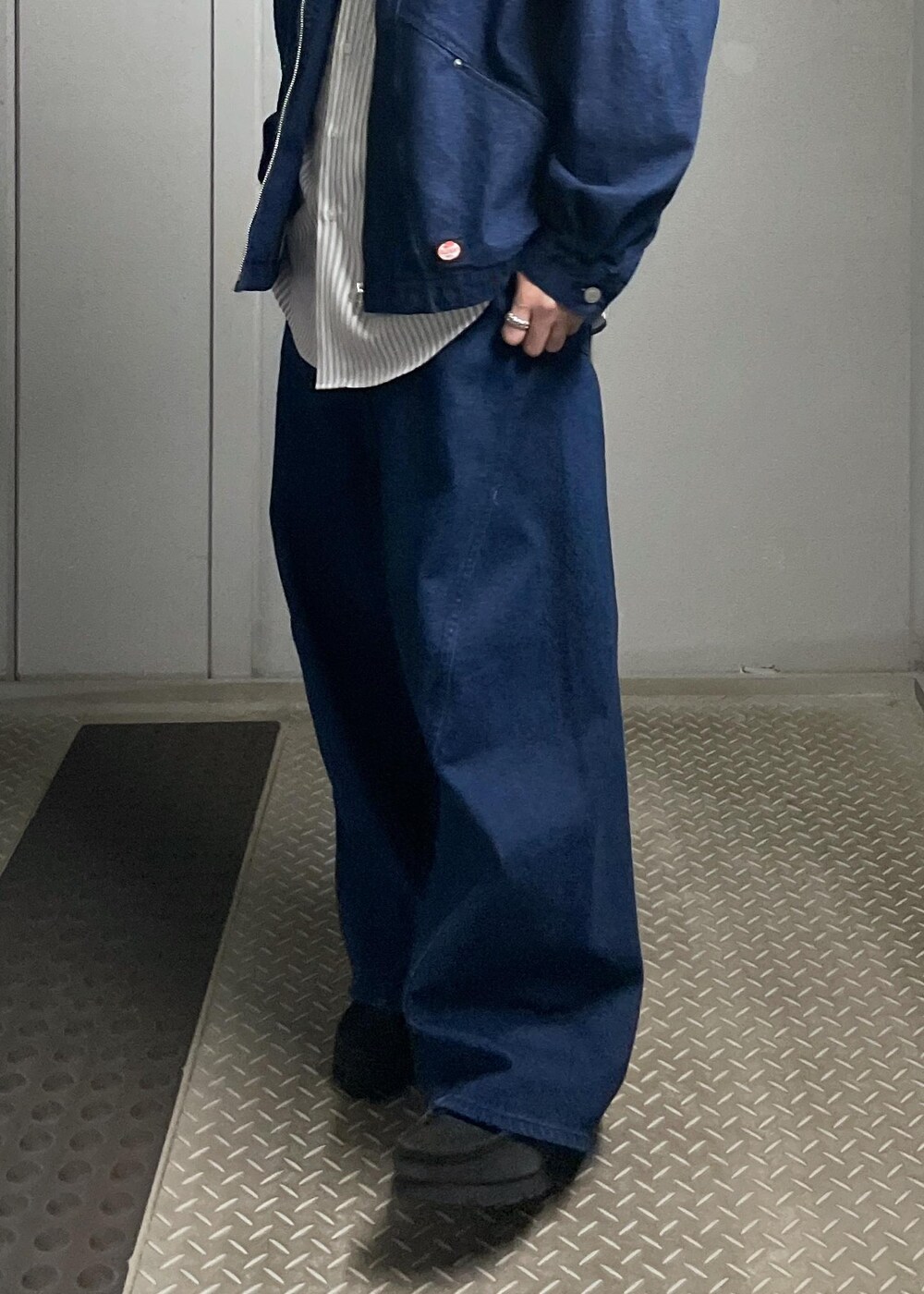グレー系のシャツ/ブラウス、ブルー系のデニムジャケット、ブルー系のデニムパンツを着用したメンズの冬コーディネートの6枚目の写真