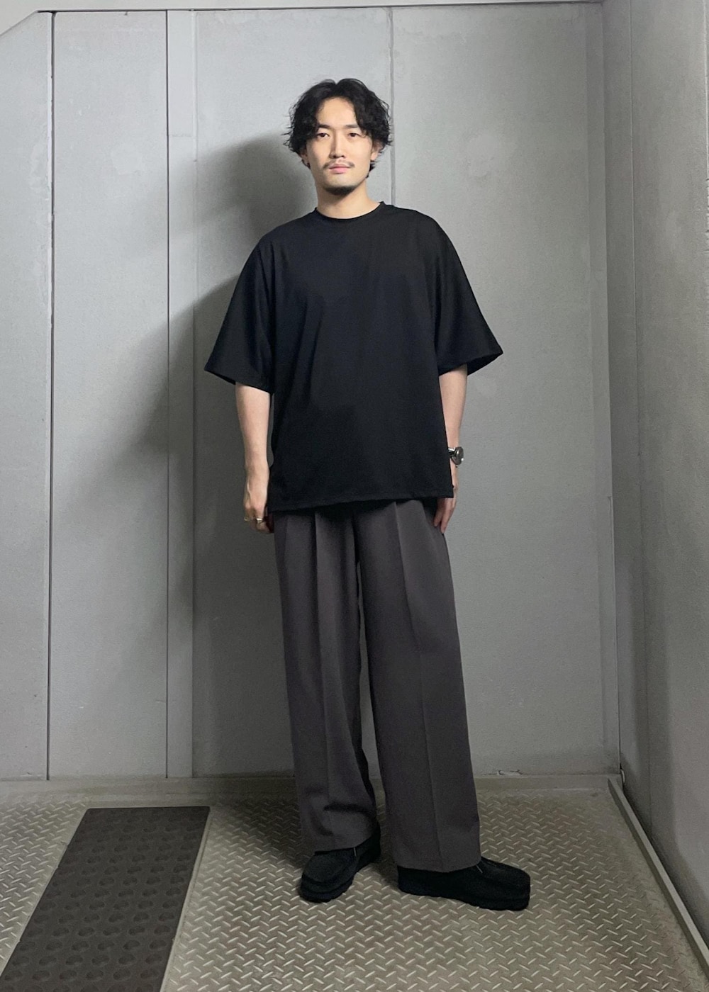 ブラック系のTシャツ/カットソー、グレー系のシャツ/ブラウス、グレー系のスラックスを着用したメンズの夏コーディネートの4枚目の写真