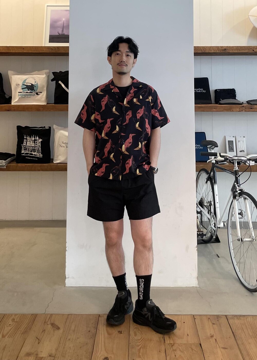 ブラック系のソックス/靴下を着用したメンズの春コーディネートの5枚目の写真