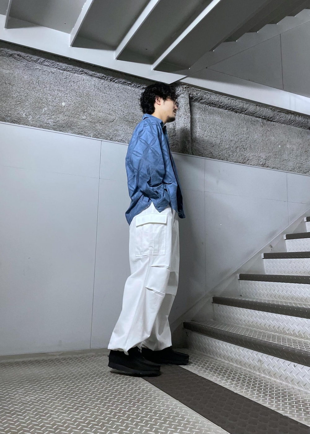 ホワイト系のカーゴパンツ、ブルー系のシャツ/ブラウスを着用したメンズの春コーディネートの3枚目の写真
