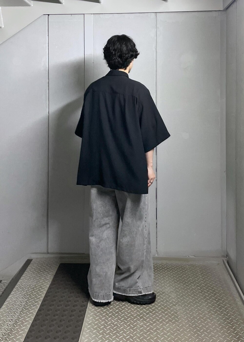 グレー系のデニムパンツ、ブラック系のシャツ/ブラウスを着用したメンズの夏コーディネートの3枚目の写真