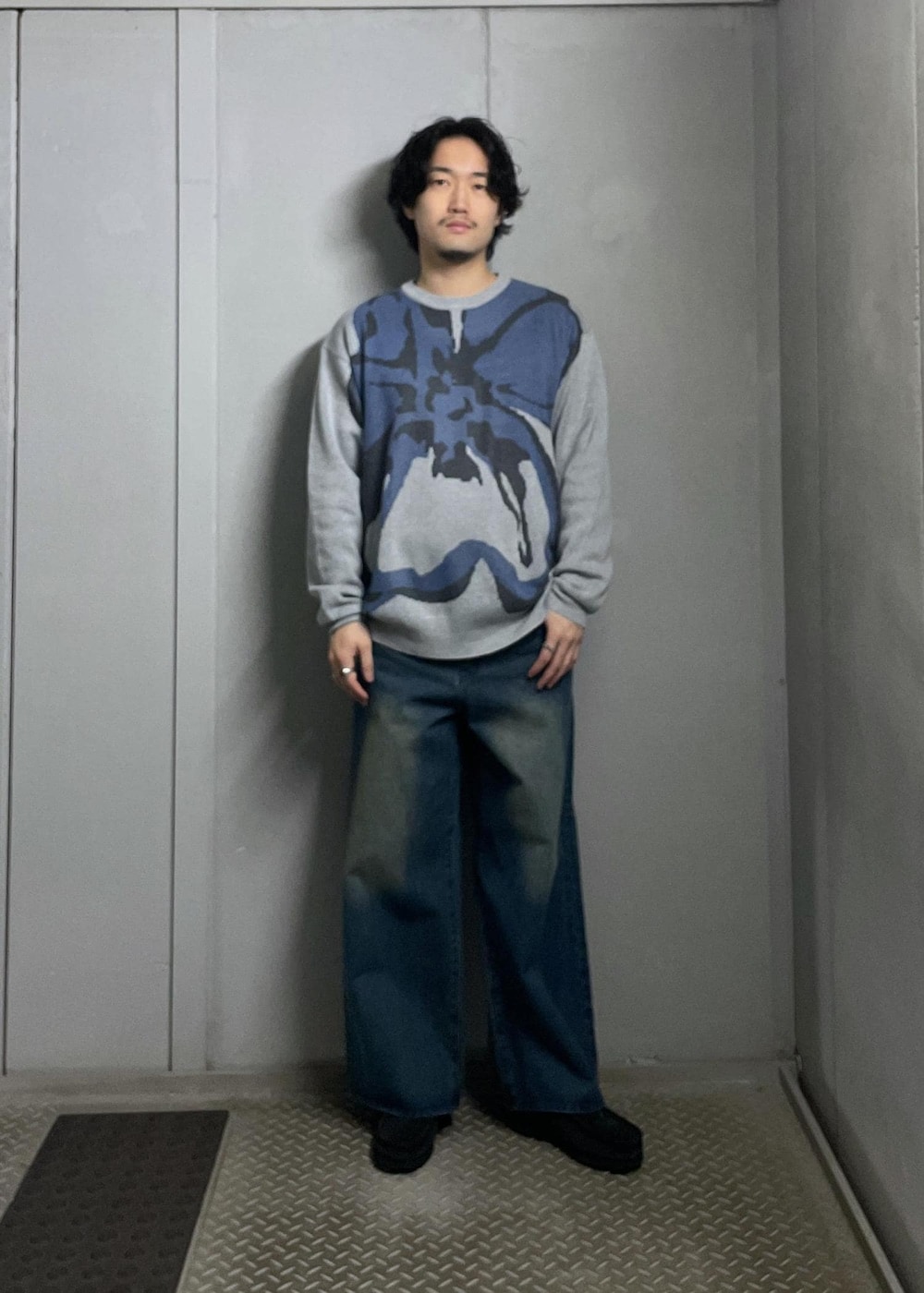 ブルー系のデニムパンツ、ブルー系のデニムジャケット、グレー系のニット/セーターを着用したメンズの冬コーディネートの7枚目の写真