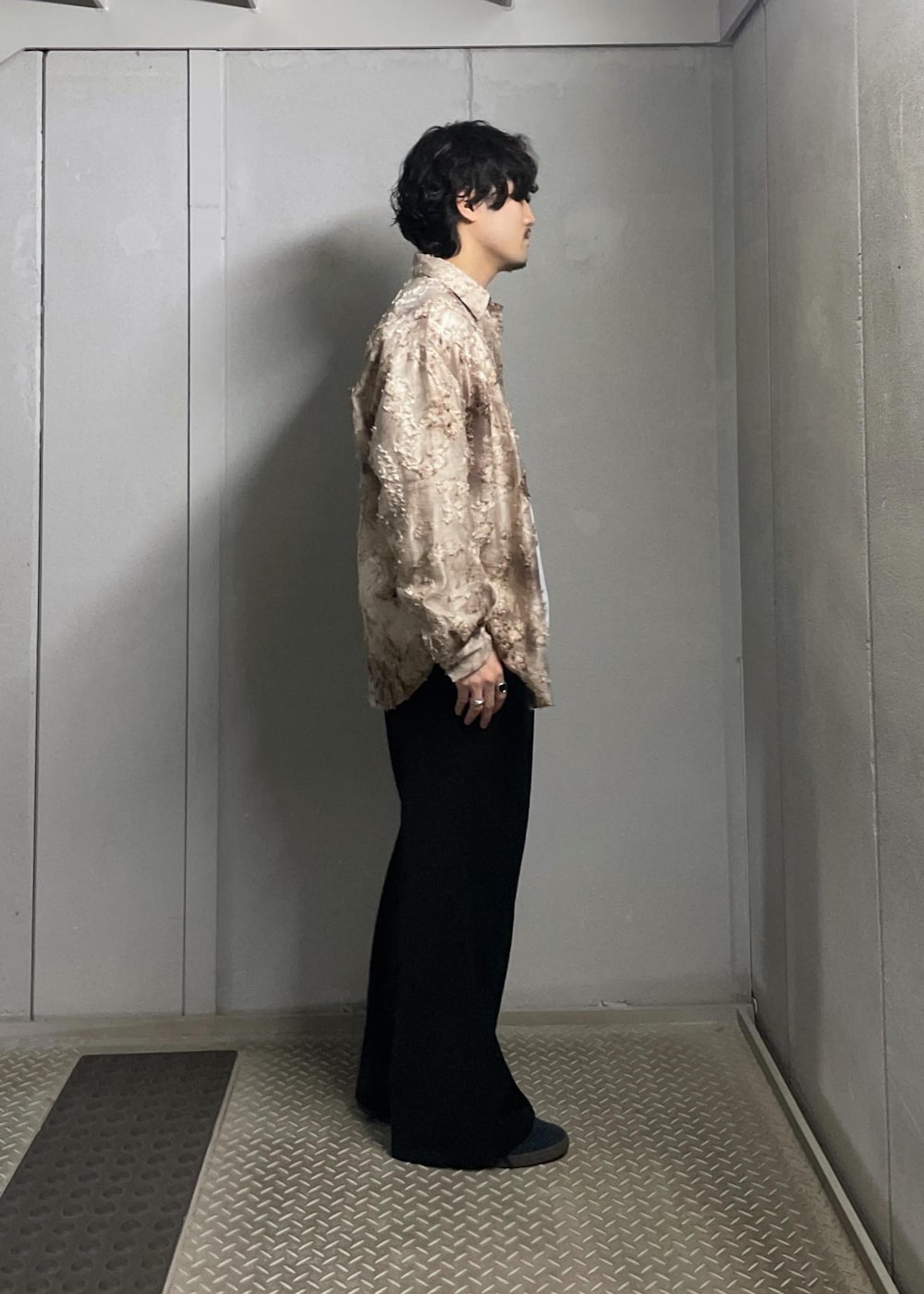 ブラック系のその他パンツ、ベージュ系のシャツ/ブラウスを着用したメンズの冬コーディネートの2枚目の写真