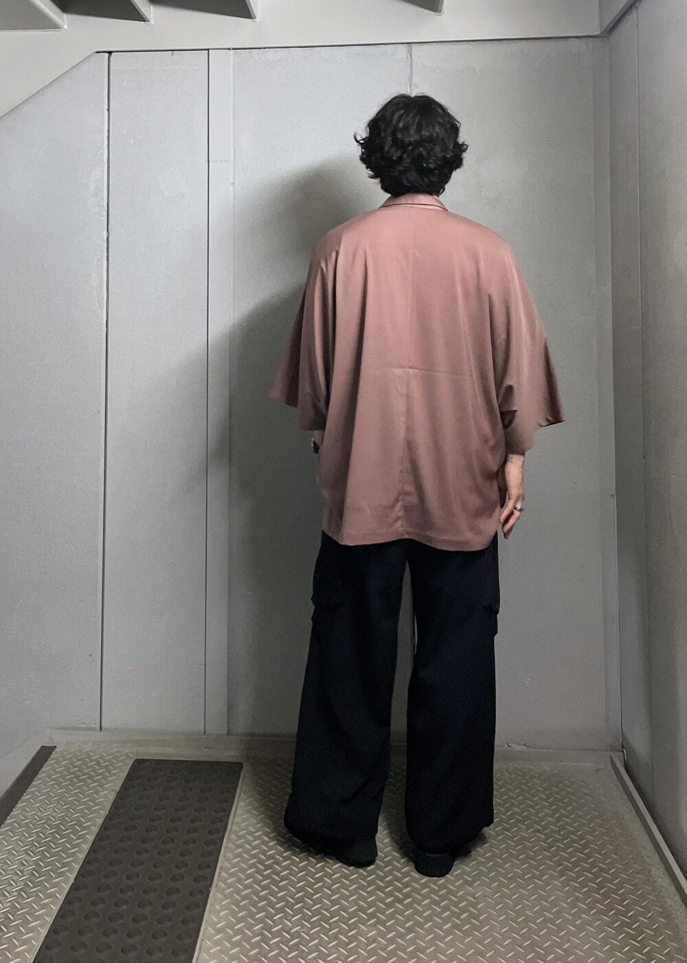 ピンク系のシャツ/ブラウス、ブラック系のカーゴパンツを着用したメンズの秋コーディネートの4枚目の写真