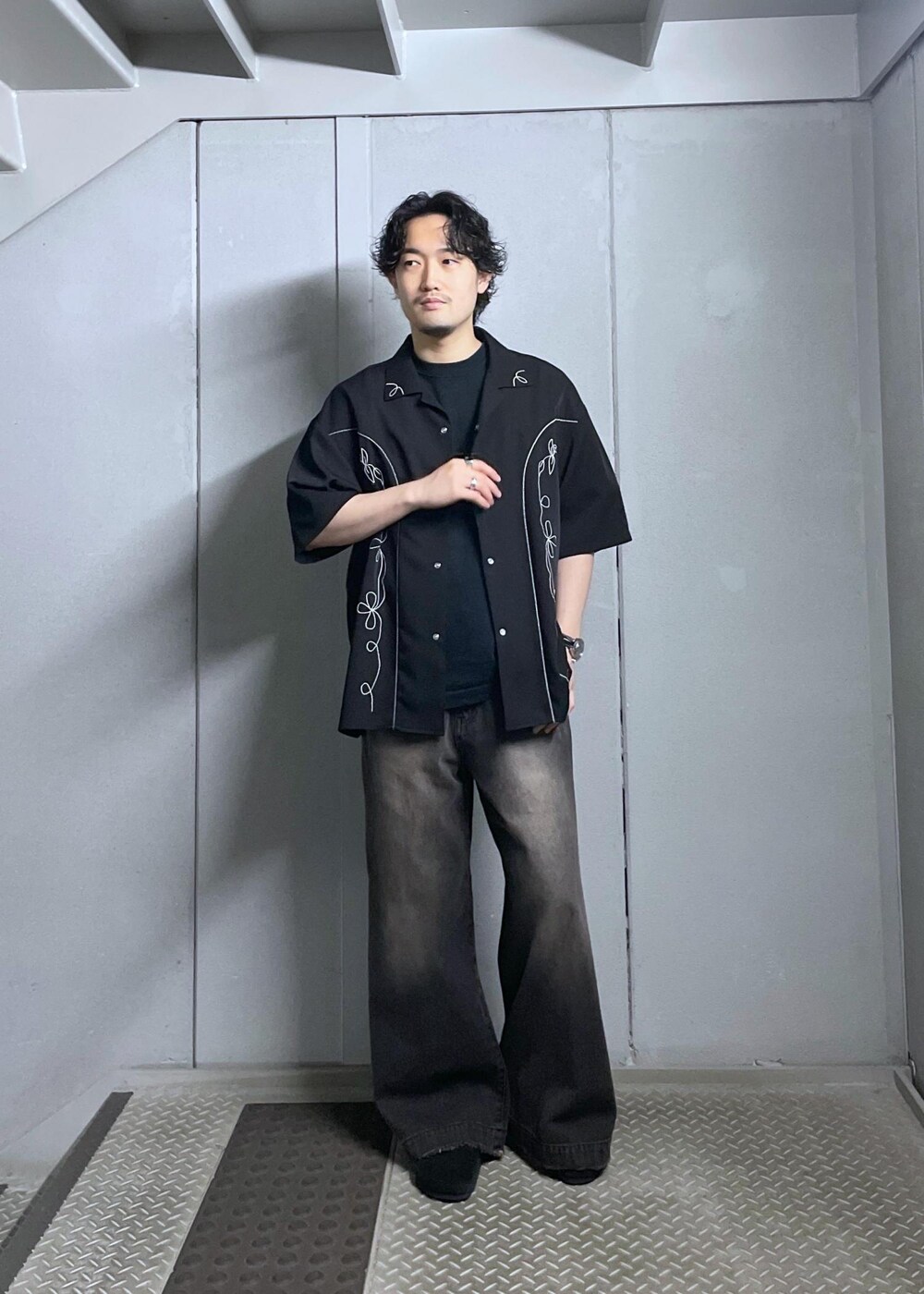 ブラック系のシャツ/ブラウス、ブラック系のデニムパンツを着用したメンズの春コーディネートの4枚目の写真