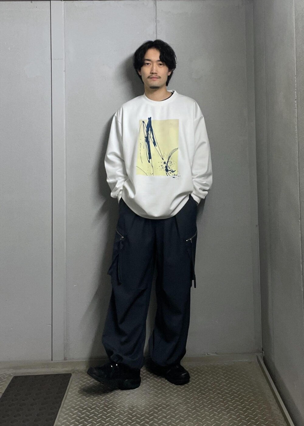 グレー系のブルゾン、グレー系のカーゴパンツを着用したメンズの冬コーディネートの6枚目の写真