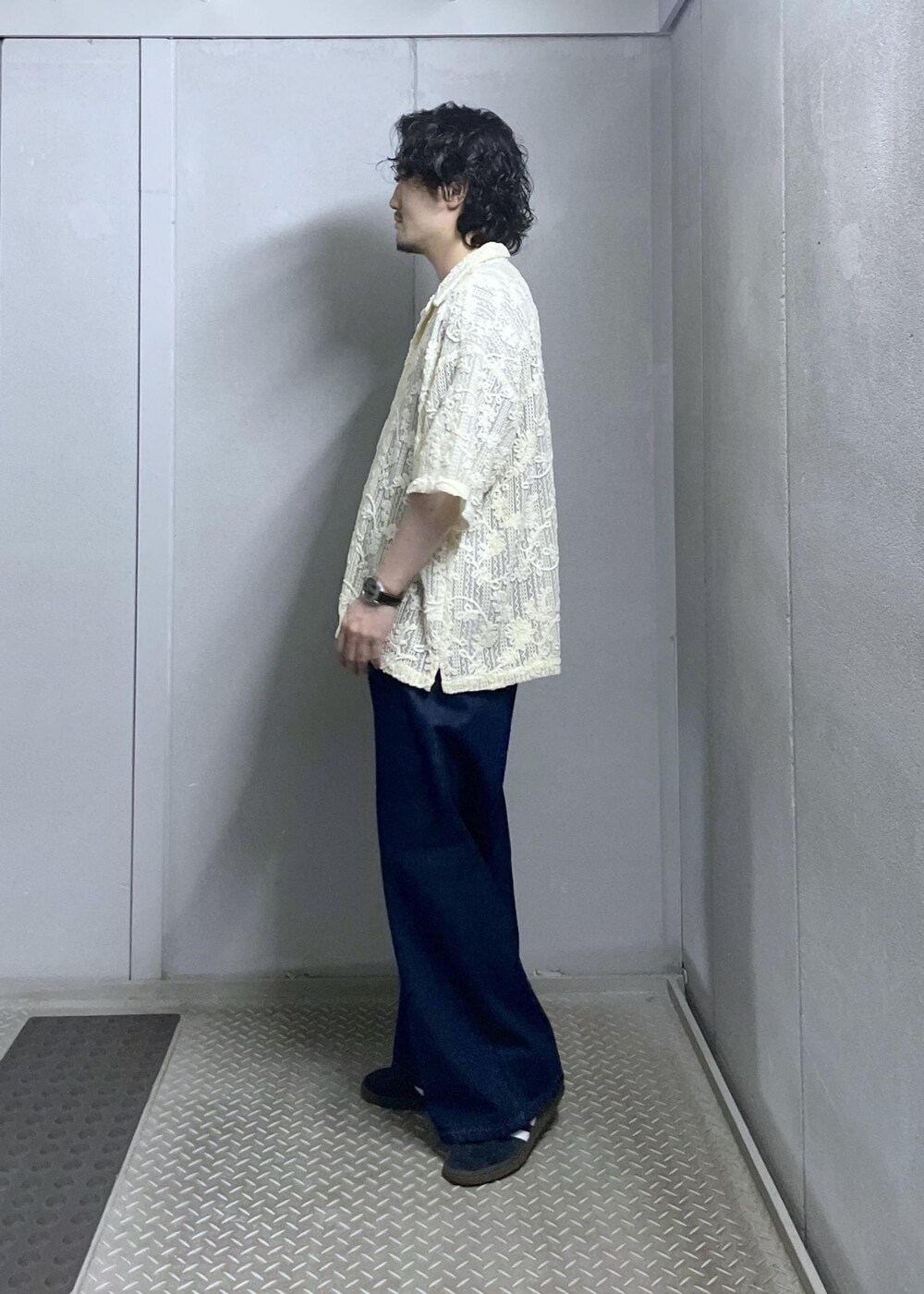 ブラック系のデニムパンツ、ホワイト系のシャツ/ブラウスを着用したメンズの夏コーディネートの4枚目の写真