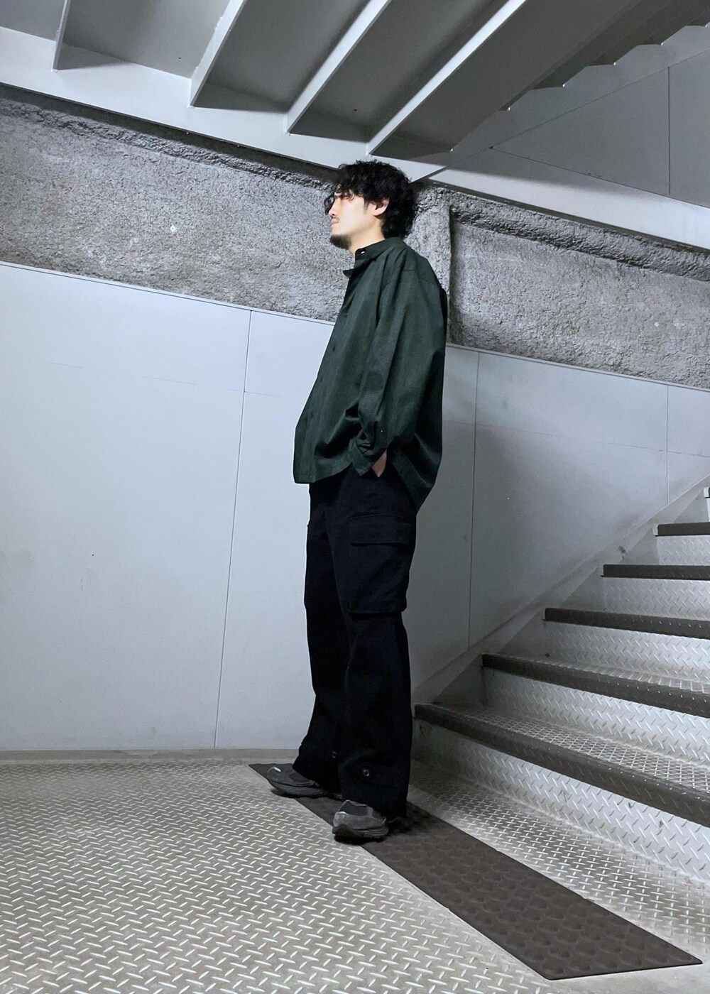 ブラック系のカーゴパンツ、グリーン系のシャツ/ブラウスを着用したメンズの春コーディネートの2枚目の写真