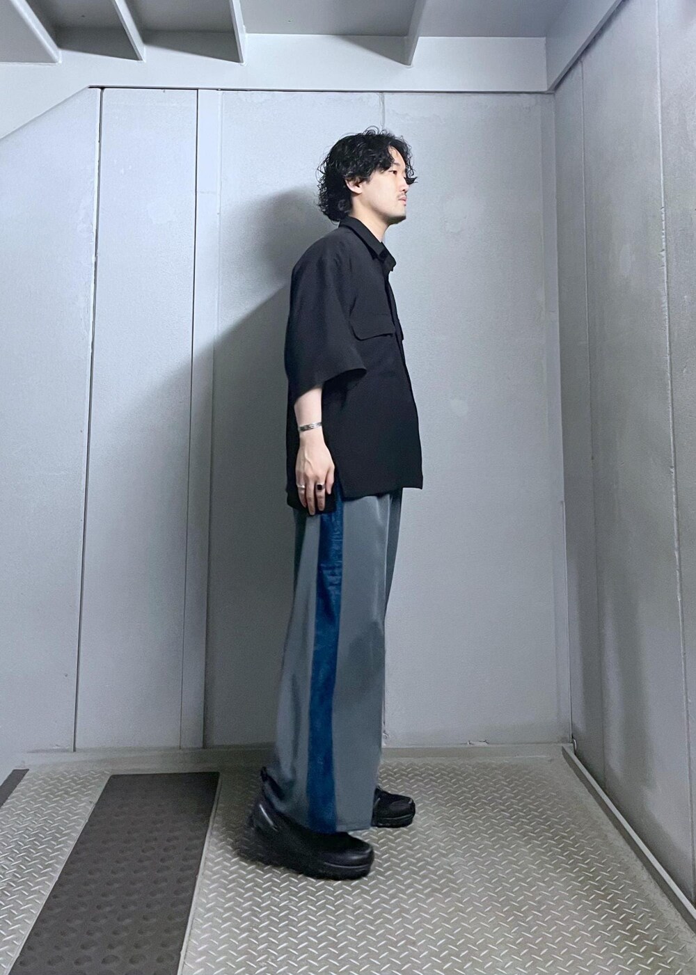 ブラック系のシャツ/ブラウス、グレー系のスラックスを着用したメンズの夏コーディネートの2枚目の写真