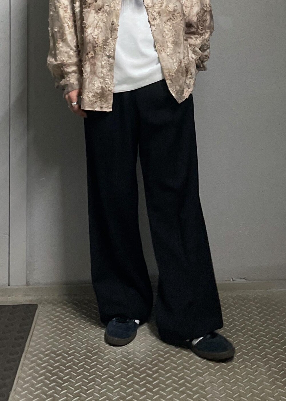 ブラック系のその他パンツ、ベージュ系のシャツ/ブラウスを着用したメンズの冬コーディネートの8枚目の写真