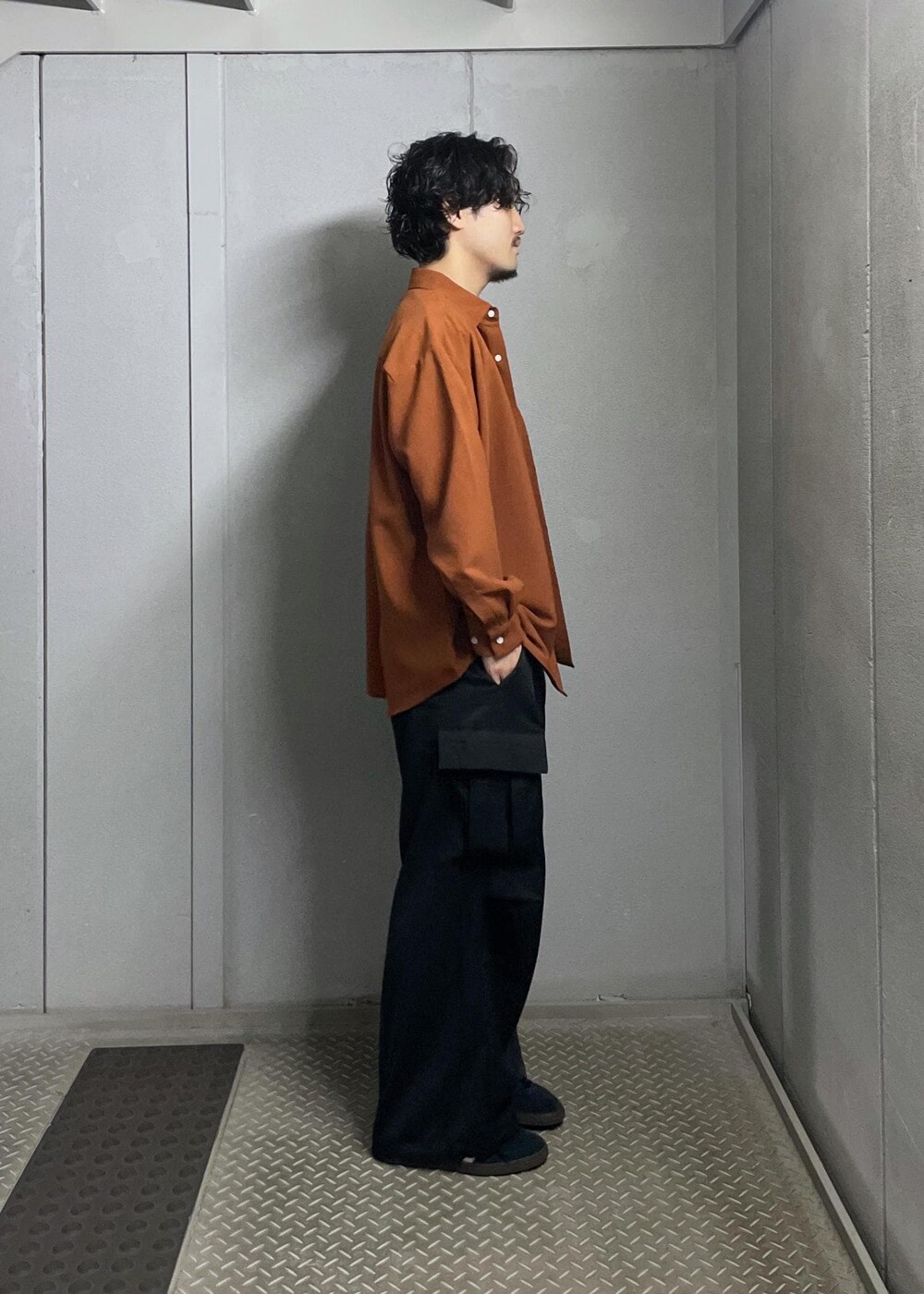 オレンジ系のシャツ/ブラウス、ブラック系のカーゴパンツを着用したメンズの夏コーディネートの3枚目の写真