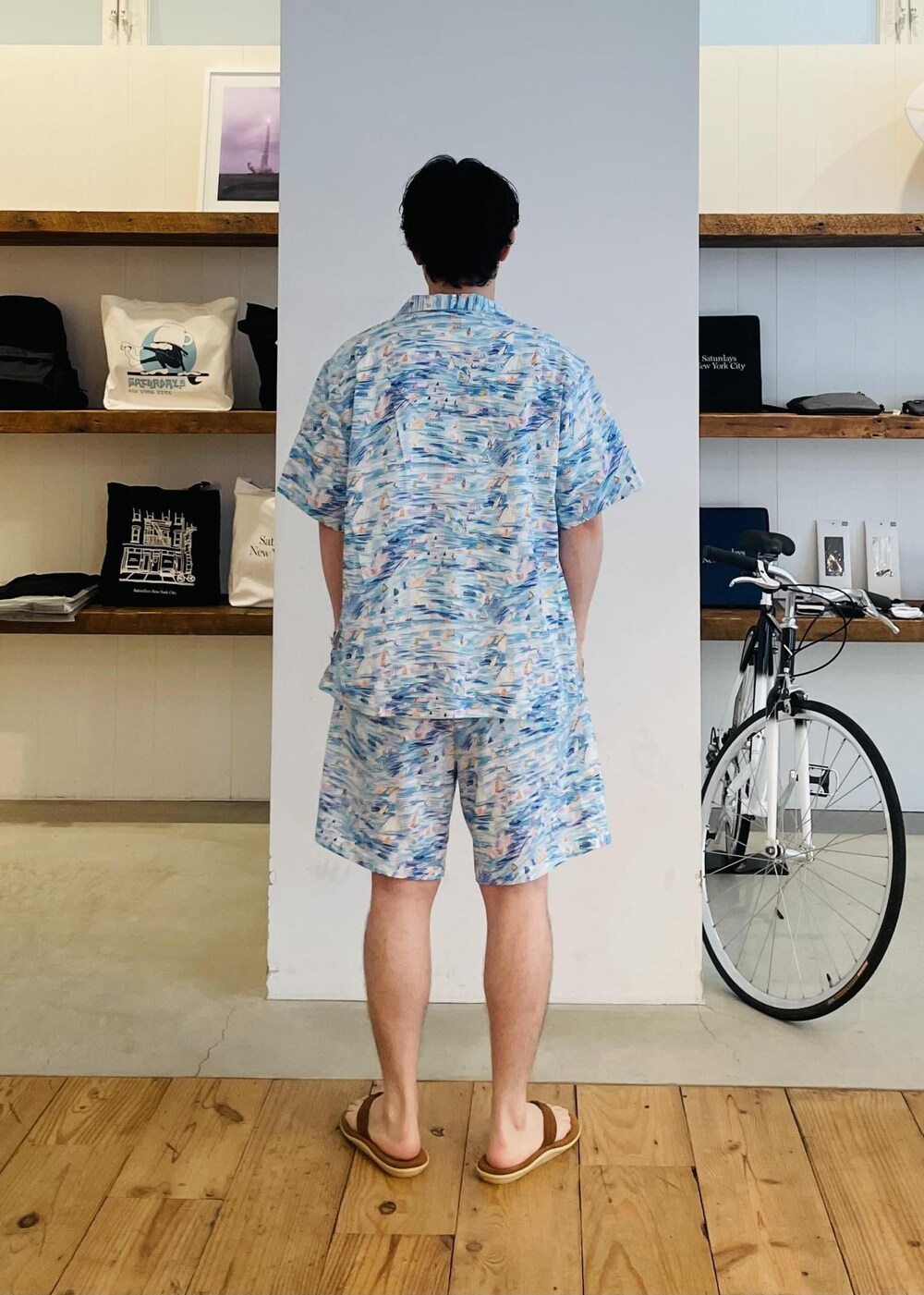 ブルー系のシャツ/ブラウス、ホワイト系のTシャツ/カットソー、ブルー系のその他パンツを着用したメンズの春コーディネートの3枚目の写真