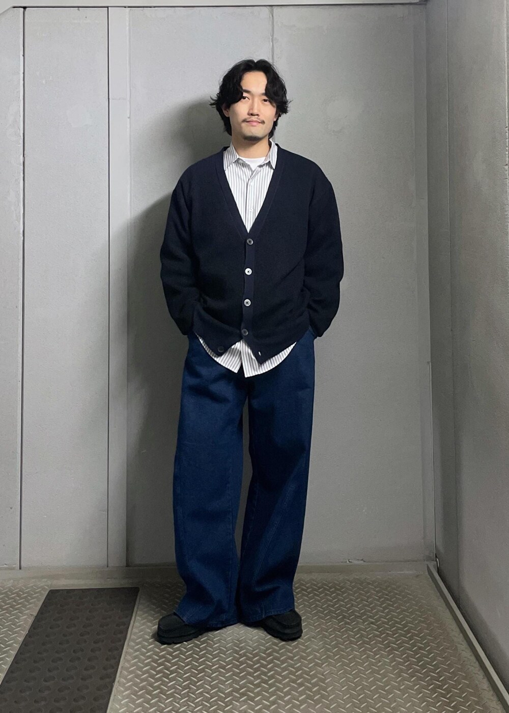 ブラック系のカーディガン/ボレロ、グレー系のシャツ/ブラウス、ブルー系のデニムパンツを着用したメンズの冬コーディネートの5枚目の写真