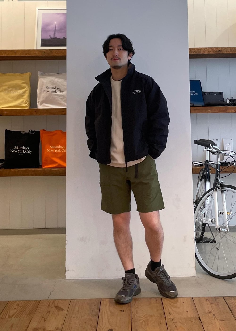 ブラック系のブルゾン、ホワイト系のTシャツ/カットソー、グリーン系のその他パンツを着用したメンズの春コーディネートの2枚目の写真