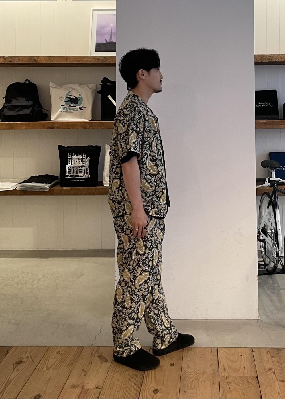 グリーン系のシャツ/ブラウス、グリーン系のその他パンツを着用したメンズの夏コーディネートの4枚目の写真