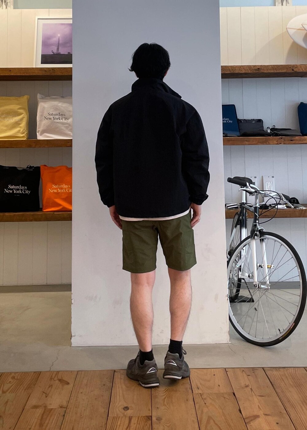 ブラック系のブルゾン、ホワイト系のTシャツ/カットソー、グリーン系のその他パンツを着用したメンズの春コーディネートの6枚目の写真