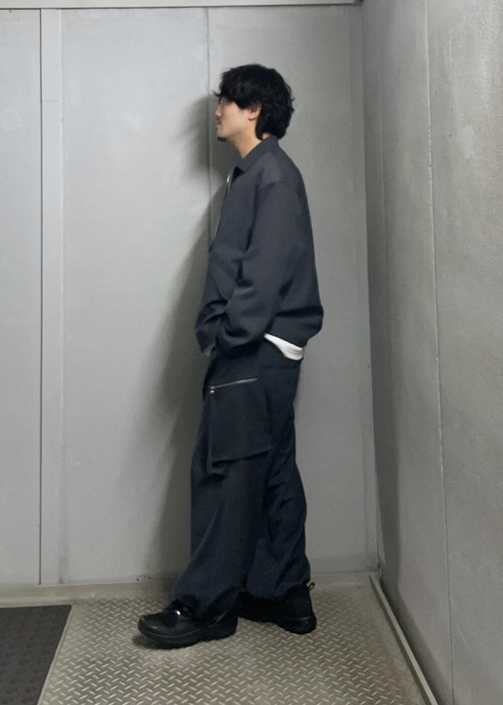 グレー系のブルゾン、グレー系のカーゴパンツを着用したメンズの冬コーディネートの2枚目の写真