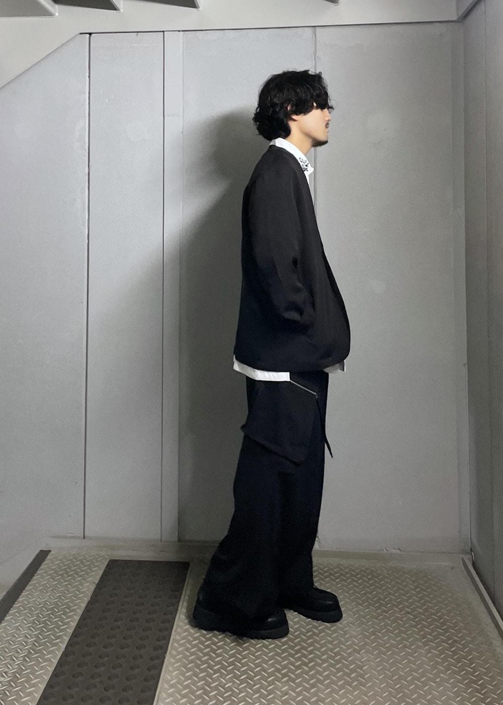 ホワイト系のシャツ/ブラウス、ブラック系のノーカラージャケット、ブラック系のカーゴパンツを着用したメンズの秋コーディネートの3枚目の写真