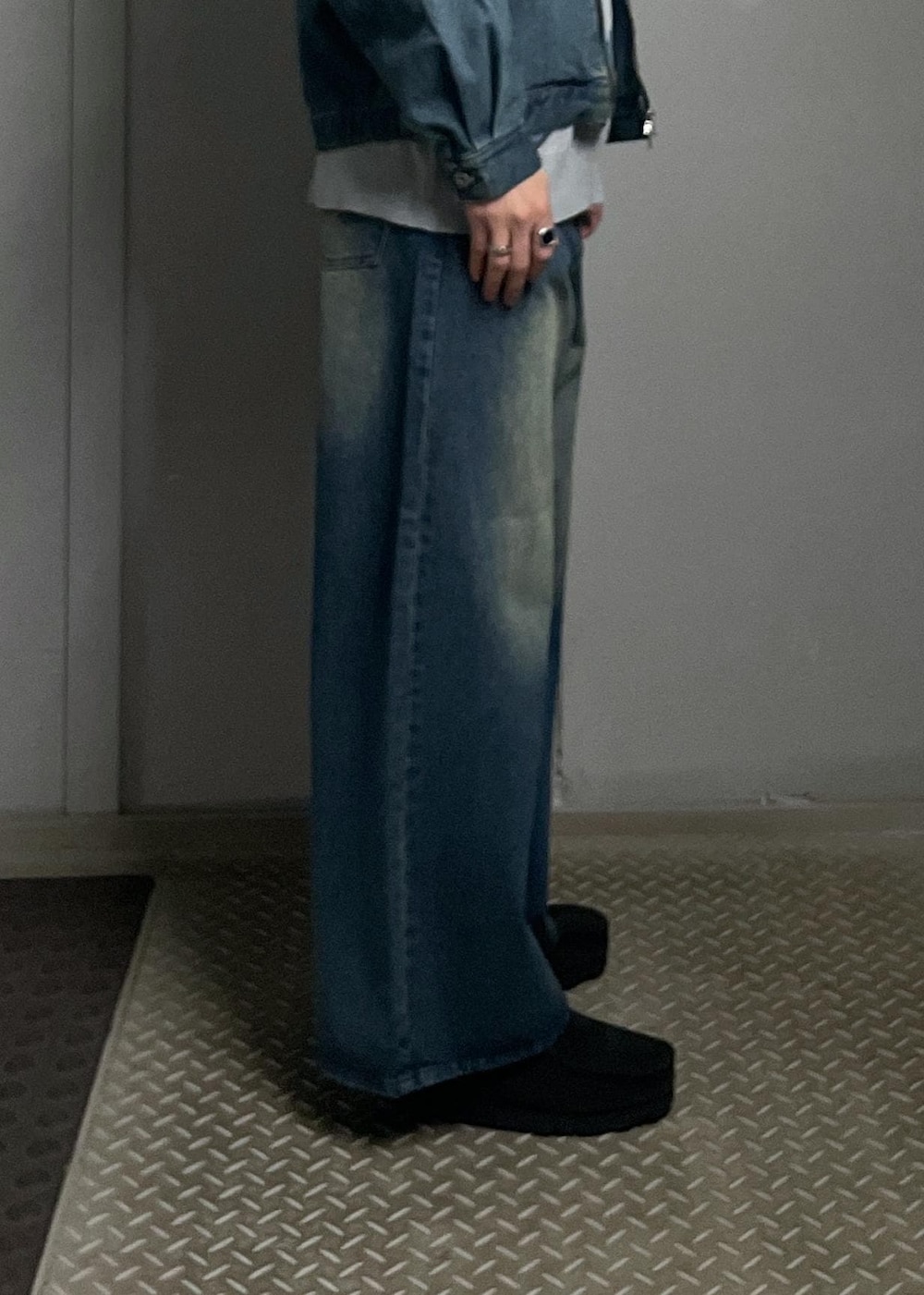 ブルー系のデニムパンツ、ブルー系のデニムジャケット、グレー系のニット/セーターを着用したメンズの冬コーディネートの6枚目の写真