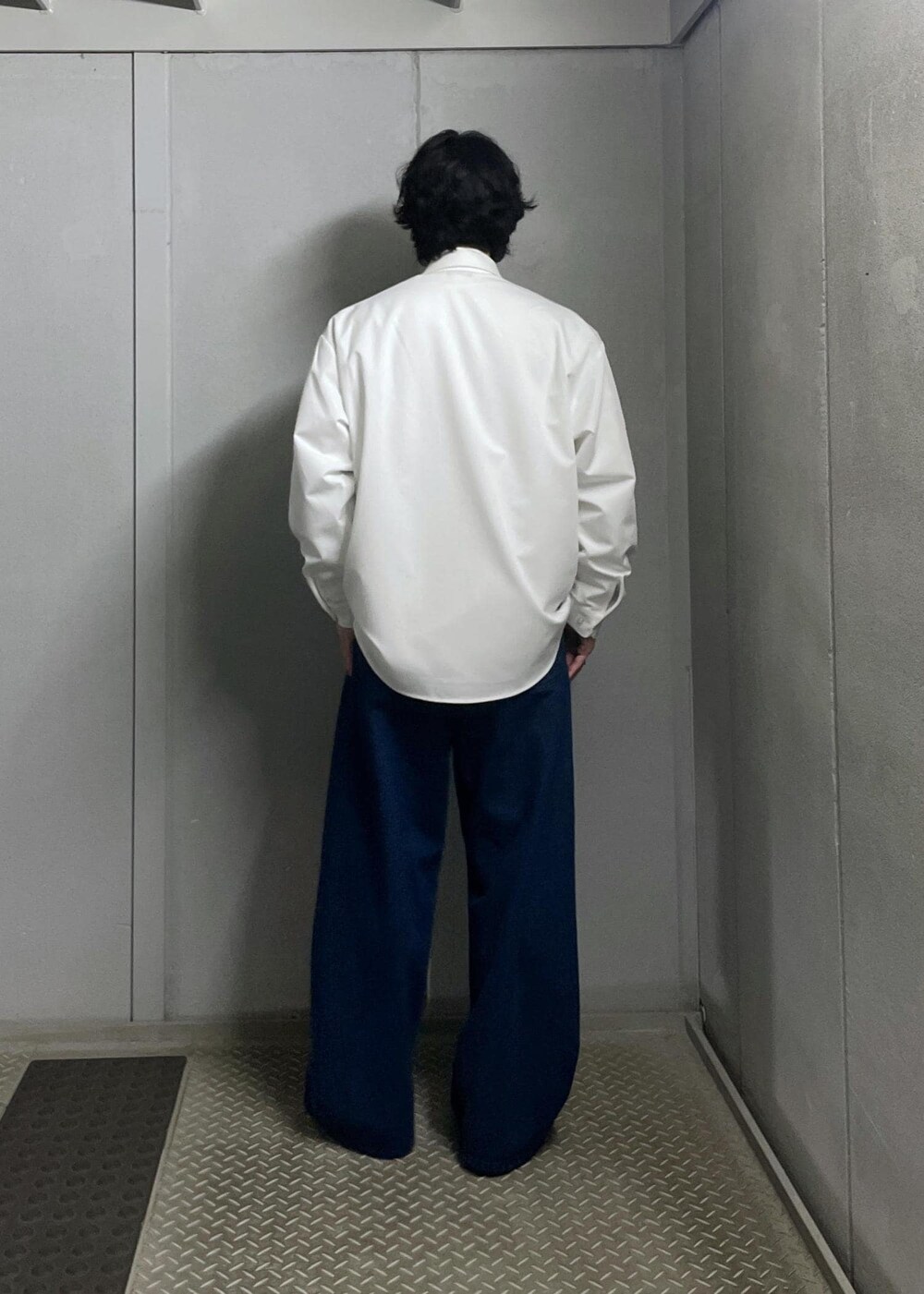 ブルー系のデニムパンツを着用したメンズの冬コーディネートの3枚目の写真