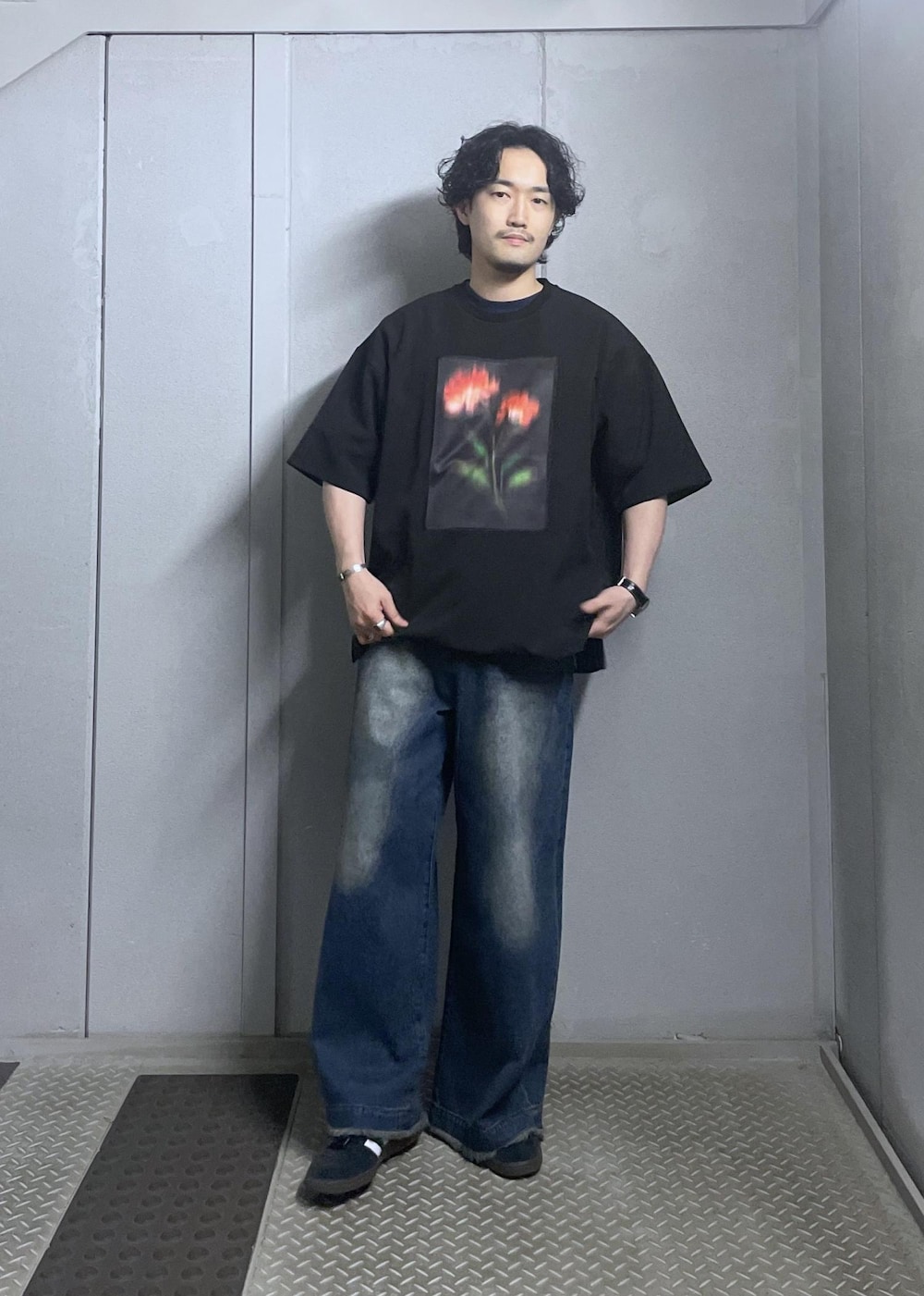 ブルー系のデニムパンツ、ブラック系のTシャツ/カットソーを着用したメンズの春コーディネートの5枚目の写真