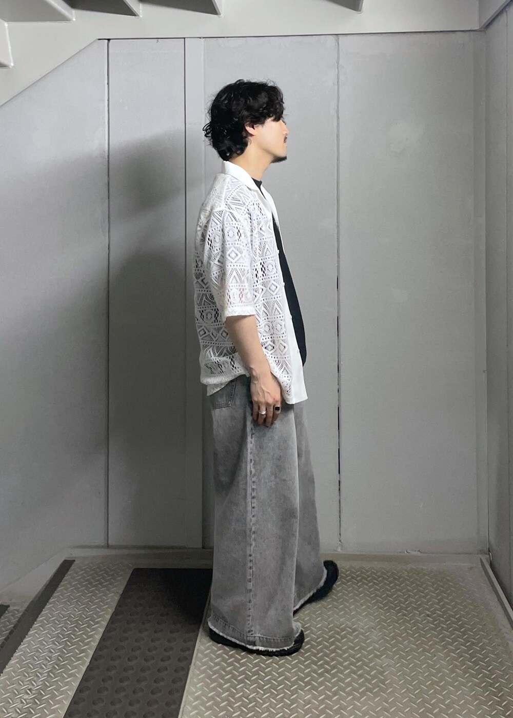 グレー系のデニムパンツ、ホワイト系のシャツ/ブラウスを着用したメンズの夏コーディネートの2枚目の写真