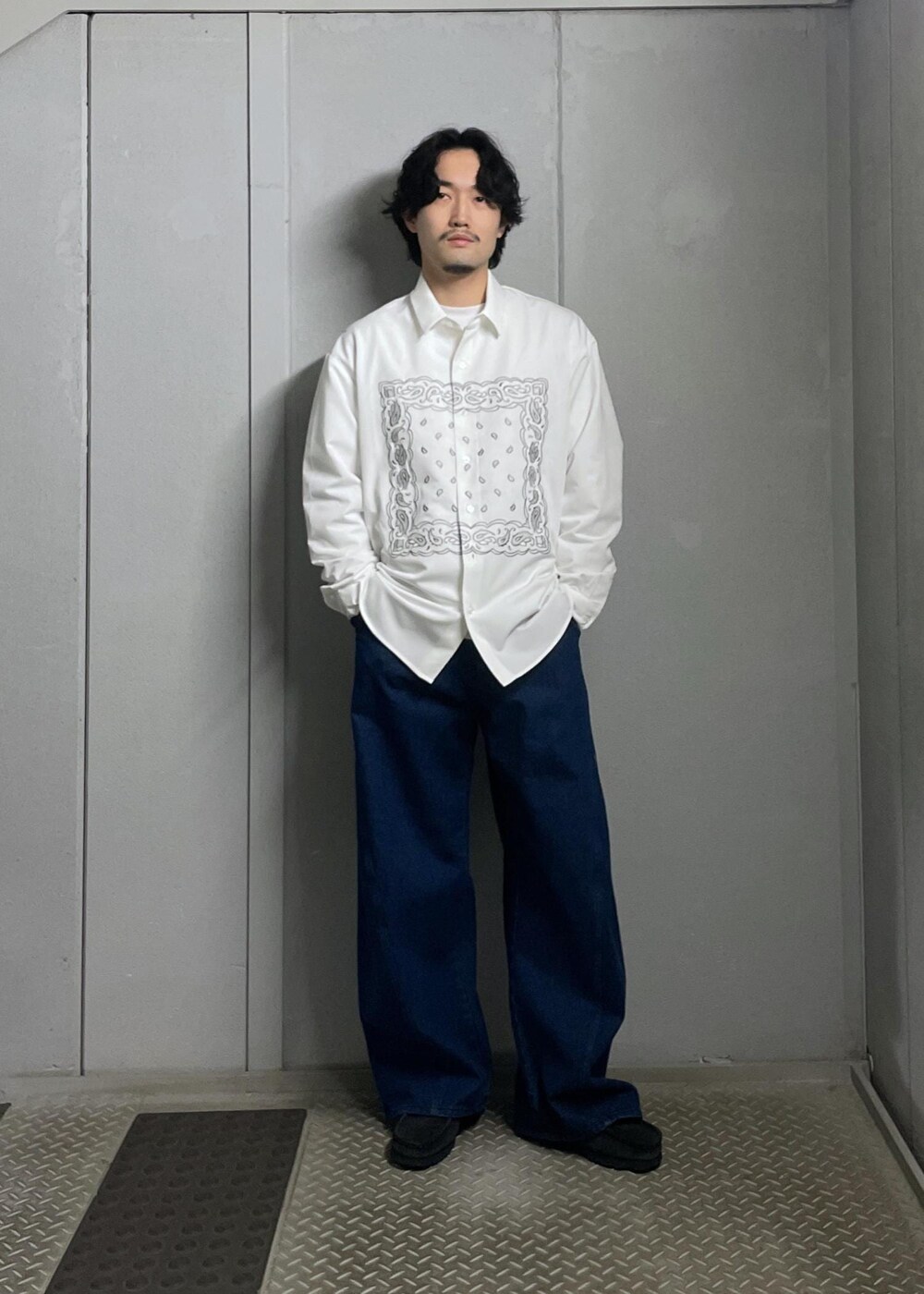 ブルー系のデニムパンツを着用したメンズの冬コーディネートの5枚目の写真