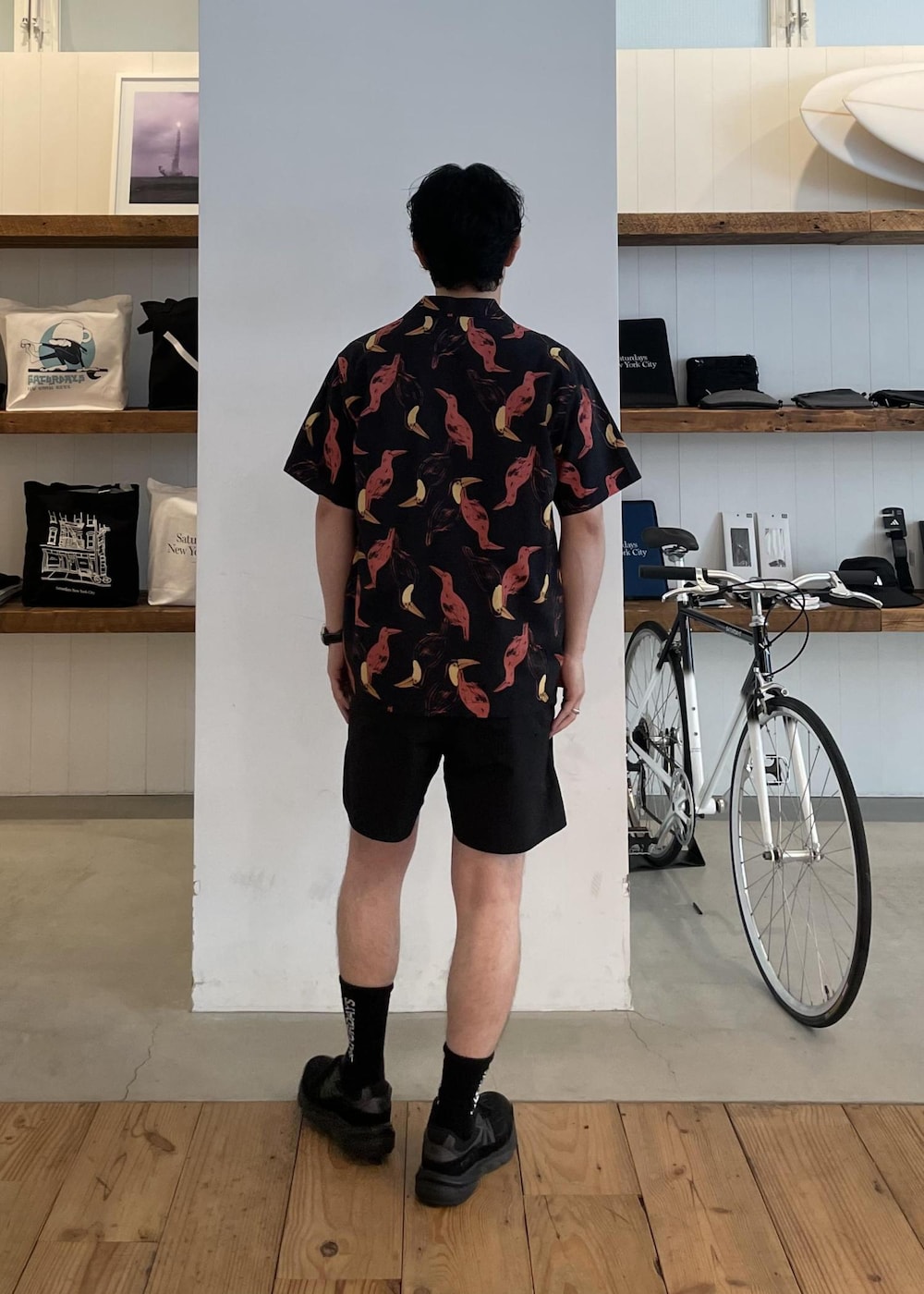 ブラック系のソックス/靴下を着用したメンズの春コーディネートの3枚目の写真