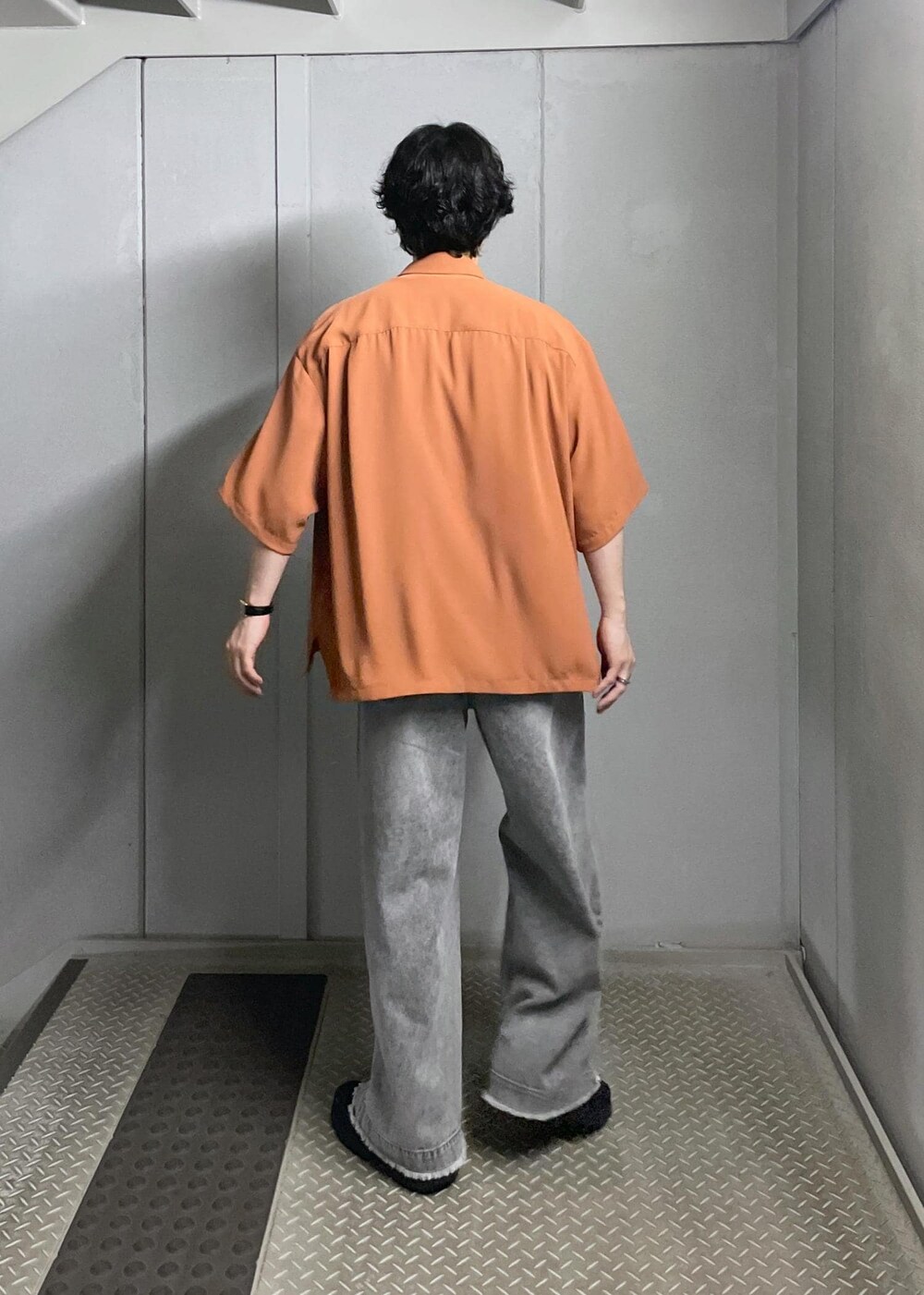 グレー系のデニムパンツ、オレンジ系のシャツ/ブラウスを着用したメンズの夏コーディネートの5枚目の写真
