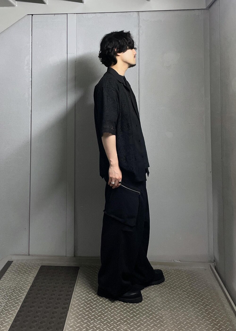 ブラック系のシャツ/ブラウス、ブラック系のカーゴパンツを着用したメンズの秋コーディネートの3枚目の写真