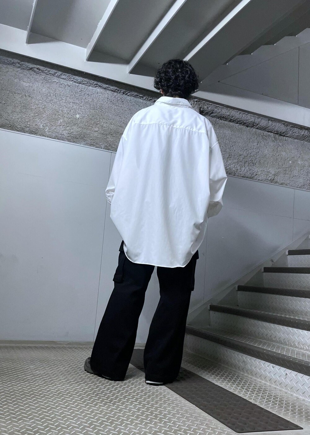 ブラック系のカーゴパンツ、ホワイト系のシャツ/ブラウスを着用したメンズの春コーディネートの3枚目の写真