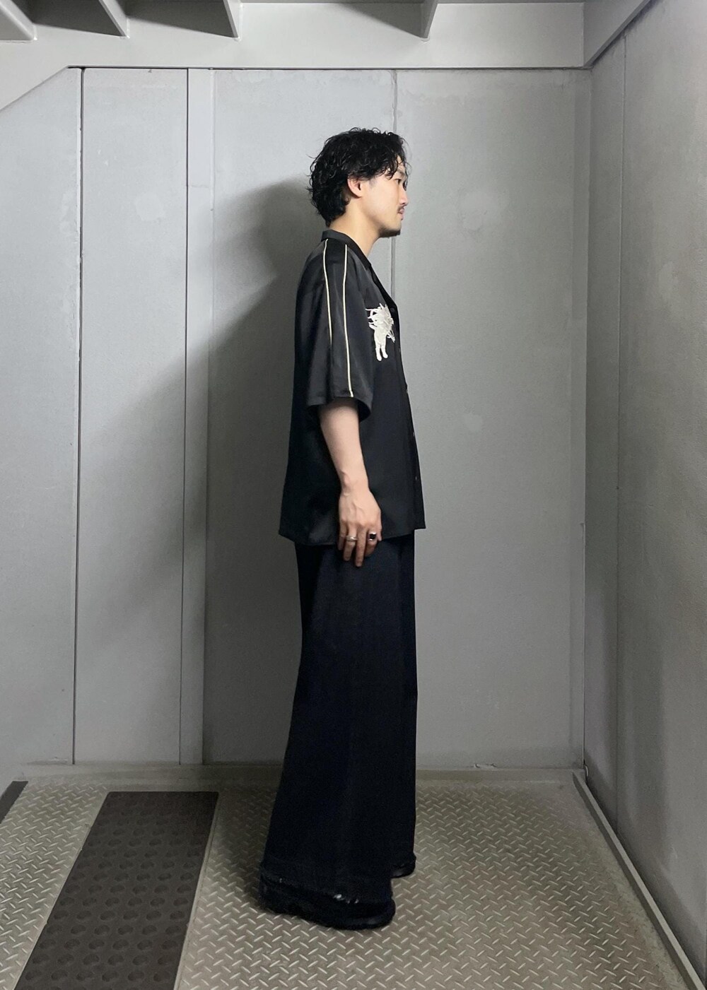 ブラック系のシャツ/ブラウス、ブラック系のTシャツ/カットソー、ブラック系のデニムパンツを着用したメンズの夏コーディネートの2枚目の写真