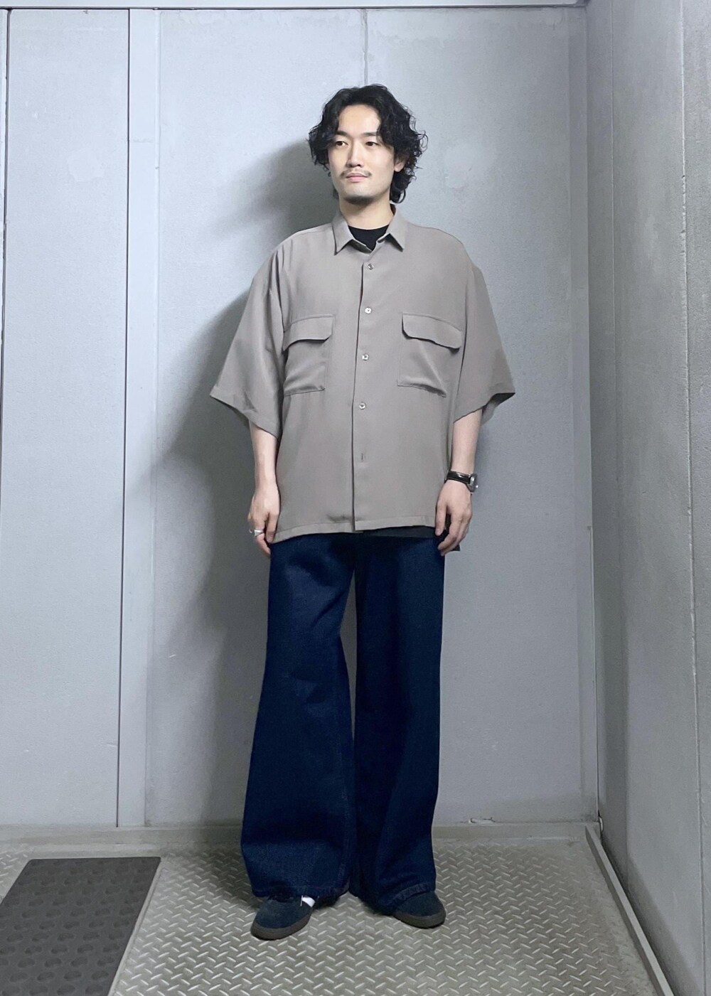 ブルー系のデニムパンツ、グレー系のシャツ/ブラウスを着用したメンズの夏コーディネートの4枚目の写真