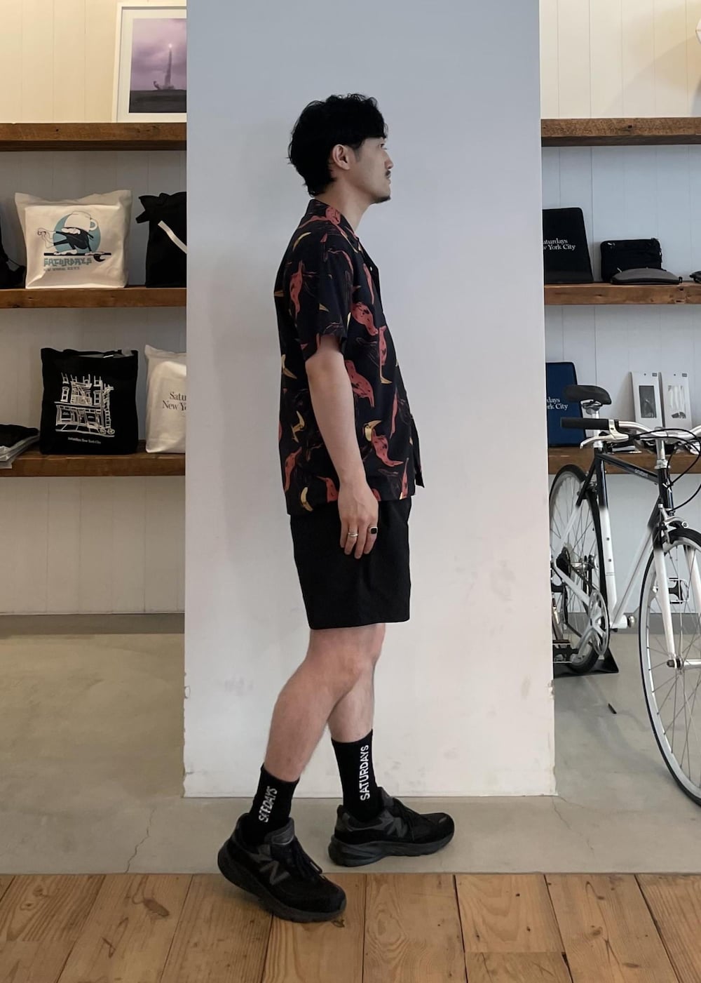 ブラック系のソックス/靴下を着用したメンズの春コーディネートの2枚目の写真