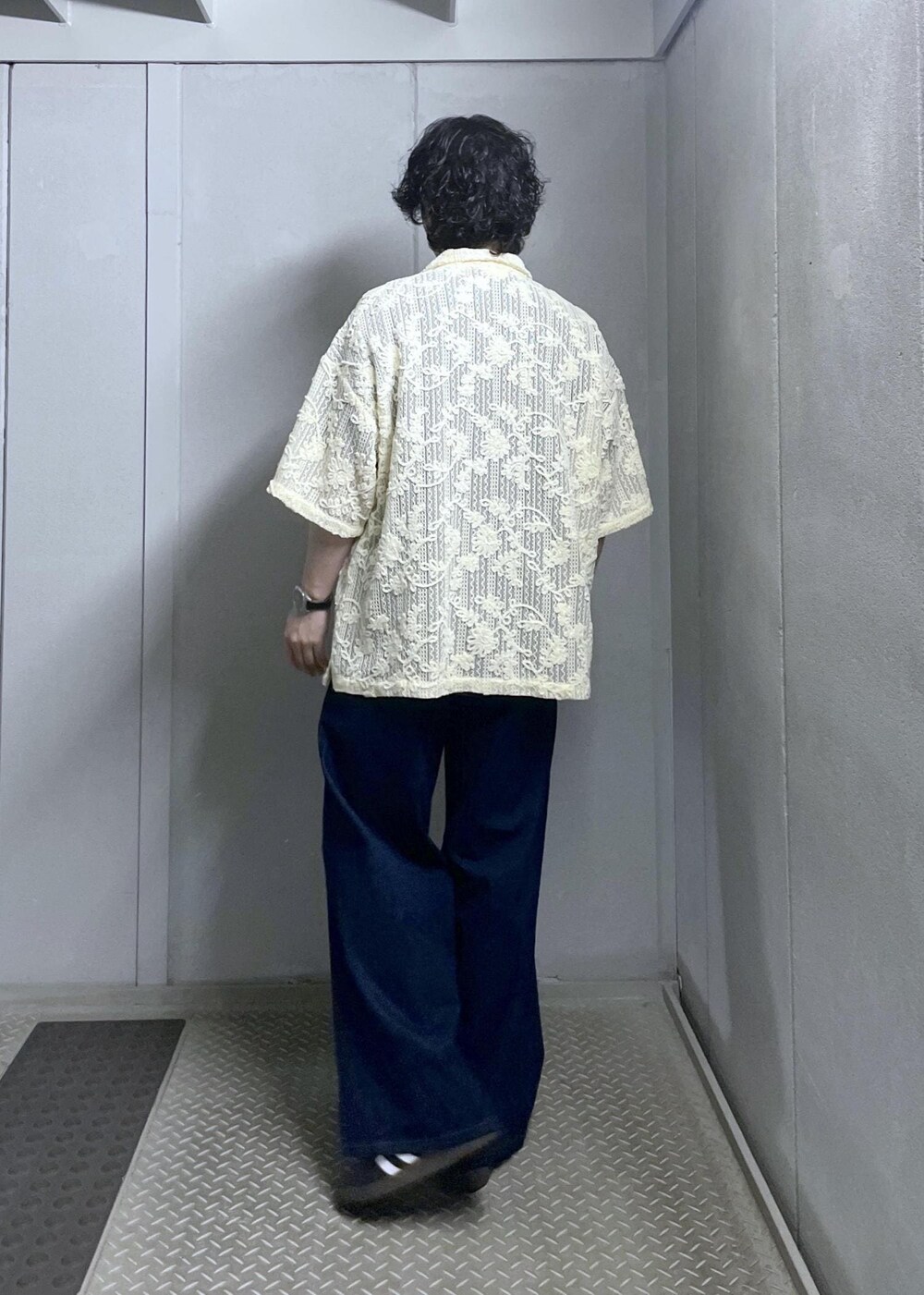 ブラック系のデニムパンツ、ホワイト系のシャツ/ブラウスを着用したメンズの夏コーディネートの3枚目の写真