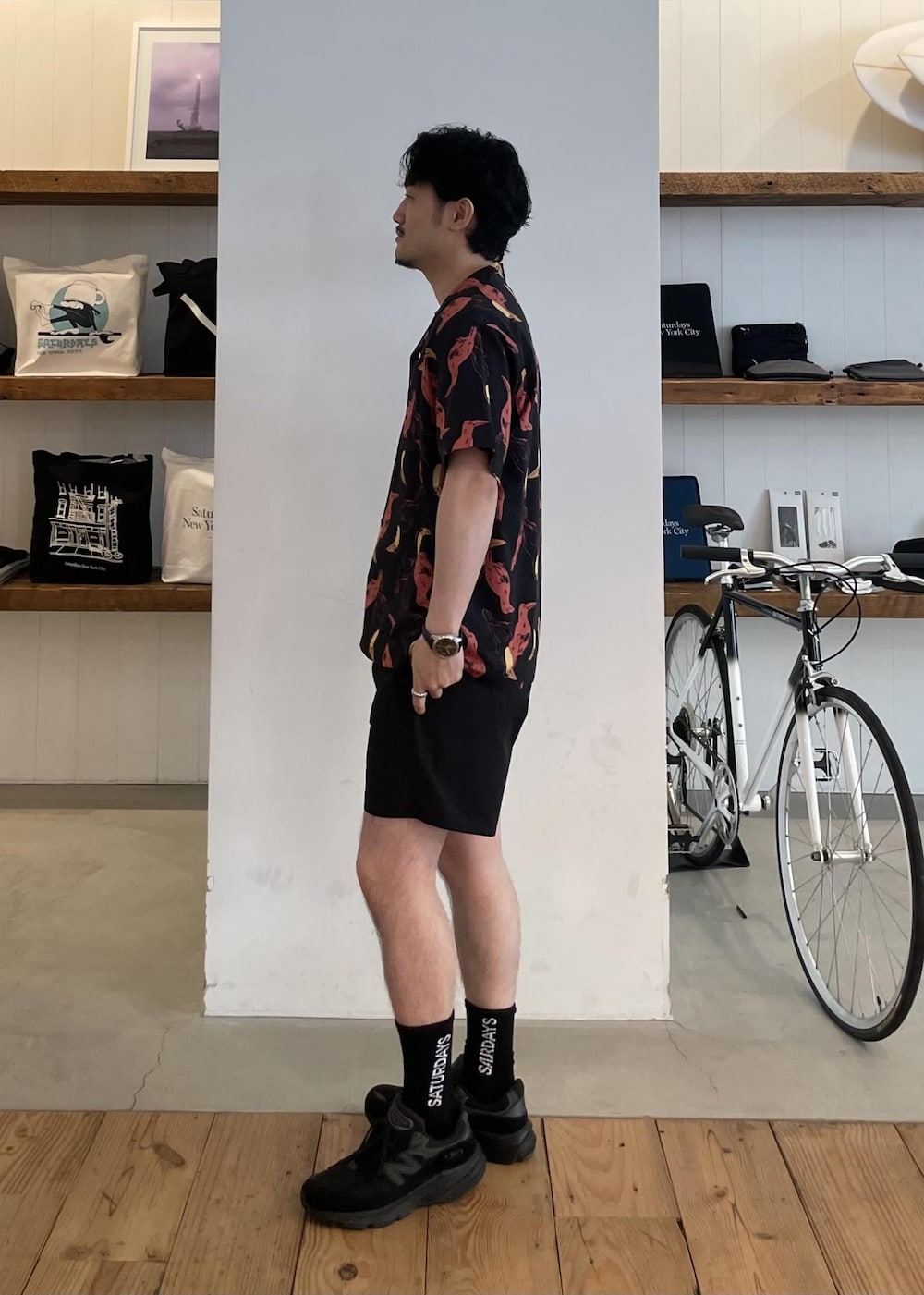 ブラック系のソックス/靴下を着用したメンズの春コーディネートの4枚目の写真