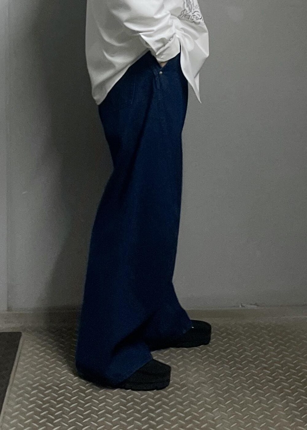 ブルー系のデニムパンツを着用したメンズの冬コーディネートの8枚目の写真