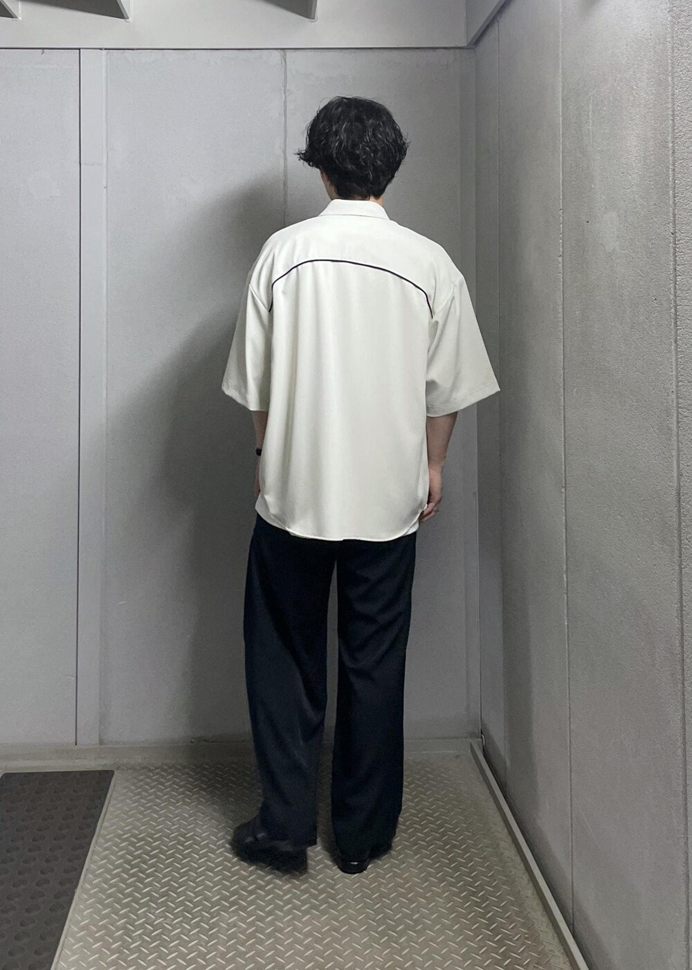 ホワイト系のTシャツ/カットソー、ブラック系のその他パンツ、ホワイト系のシャツ/ブラウスを着用したメンズの夏コーディネートの3枚目の写真