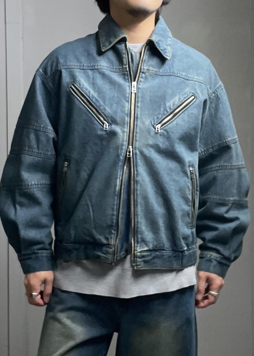 ブルー系のデニムパンツ、ブルー系のデニムジャケット、グレー系のニット/セーターを着用したメンズの冬コーディネートの5枚目の写真