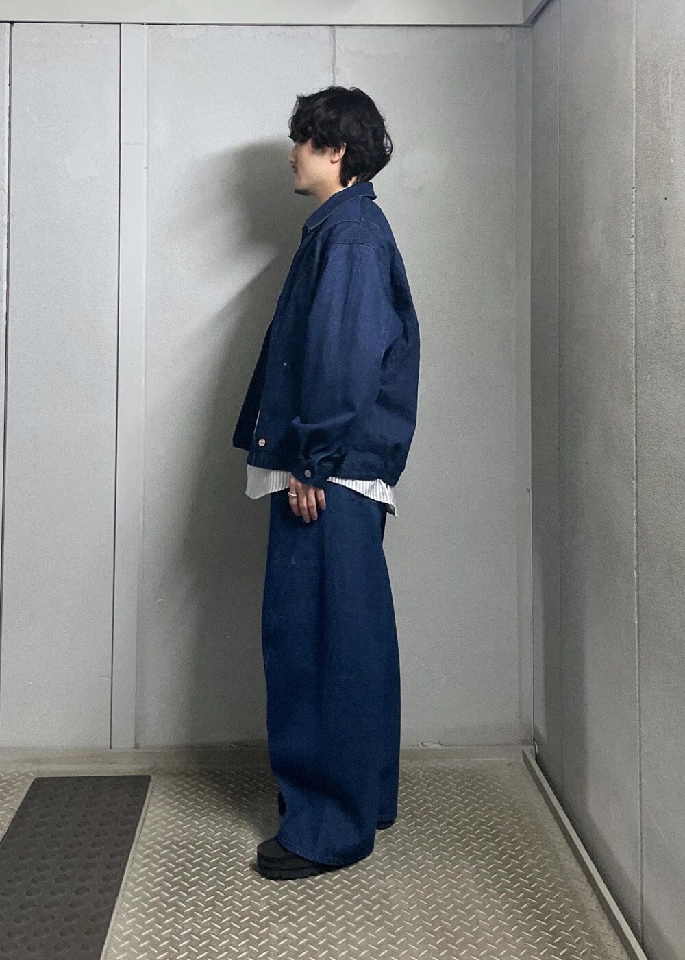 グレー系のシャツ/ブラウス、ブルー系のデニムジャケット、ブルー系のデニムパンツを着用したメンズの冬コーディネートの2枚目の写真