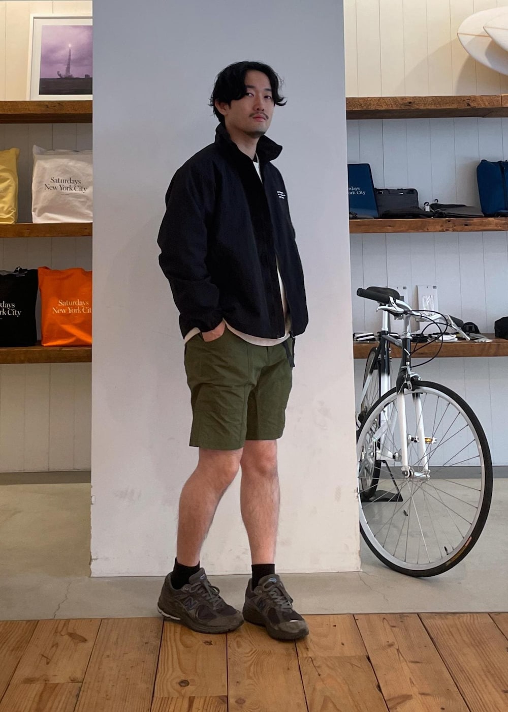 ブラック系のブルゾン、ホワイト系のTシャツ/カットソー、グリーン系のその他パンツを着用したメンズの春コーディネートの3枚目の写真