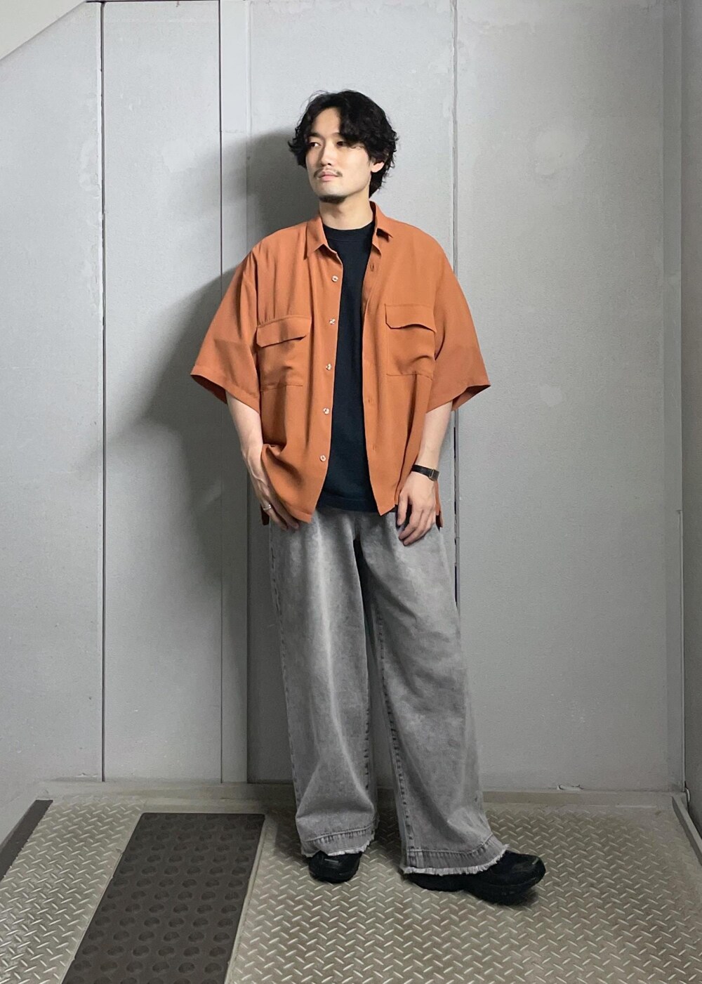 グレー系のデニムパンツ、オレンジ系のシャツ/ブラウスを着用したメンズの夏コーディネートの2枚目の写真