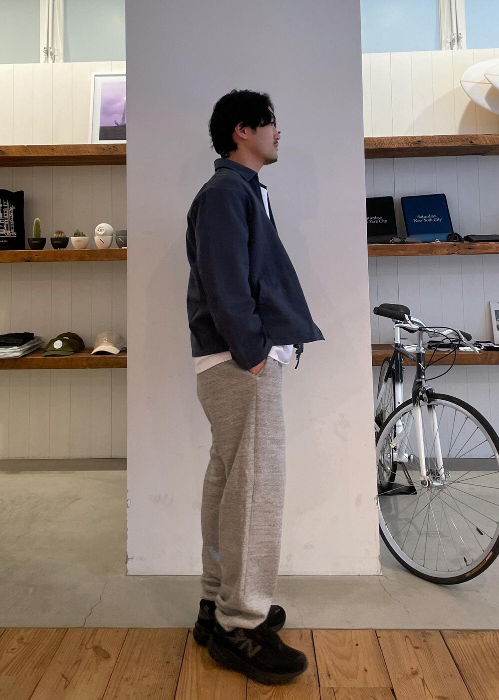 ホワイト系のTシャツ/カットソー、グレー系のその他パンツ、ブルー系のその他アウターを着用したメンズの春コーディネートの2枚目の写真