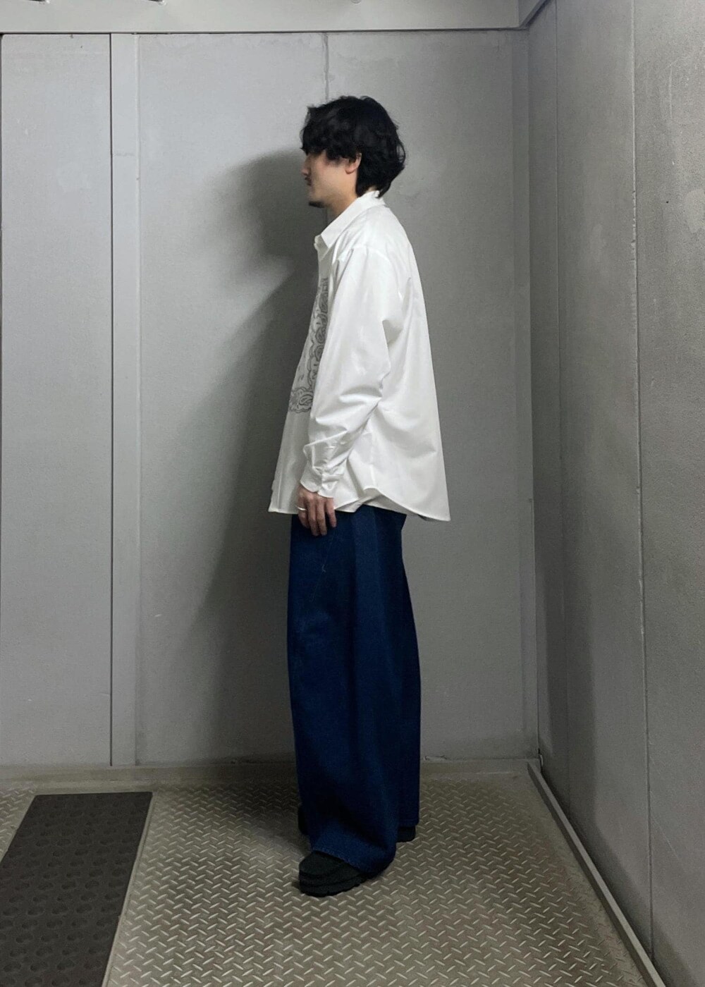 ブルー系のデニムパンツを着用したメンズの冬コーディネートの2枚目の写真