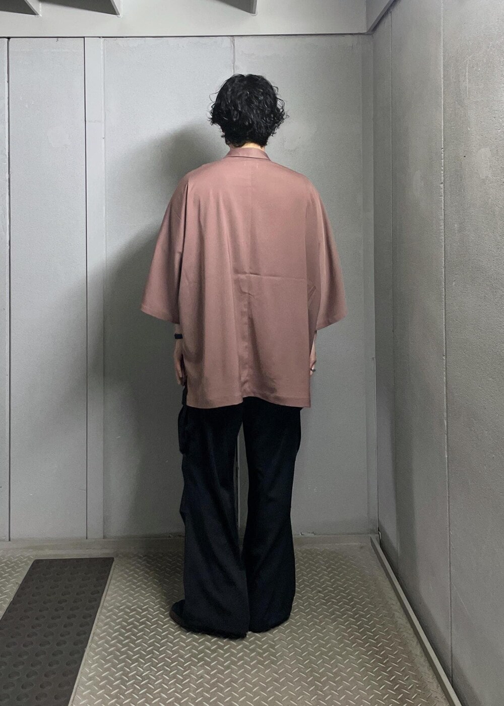 ピンク系のシャツ/ブラウス、ブラック系のカーゴパンツを着用したメンズの夏コーディネートの3枚目の写真