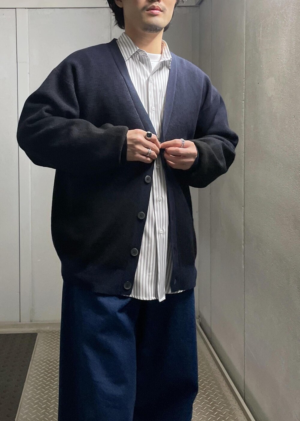 ブラック系のカーディガン/ボレロ、グレー系のシャツ/ブラウス、ブルー系のデニムパンツを着用したメンズの冬コーディネートの6枚目の写真