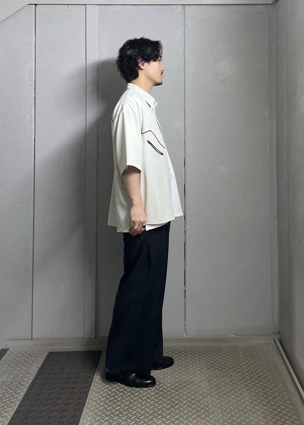 ホワイト系のTシャツ/カットソー、ブラック系のその他パンツ、ホワイト系のシャツ/ブラウスを着用したメンズの夏コーディネートの2枚目の写真